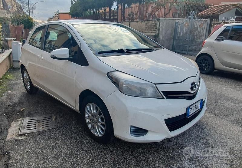 Usata Toyota Yaris Lounge 70 CV (51 kW) 2013 Bianco Berlina