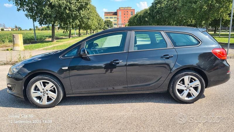 Usata Opel Astra 110 CV (80 kW) 2014 Nero Station wagon