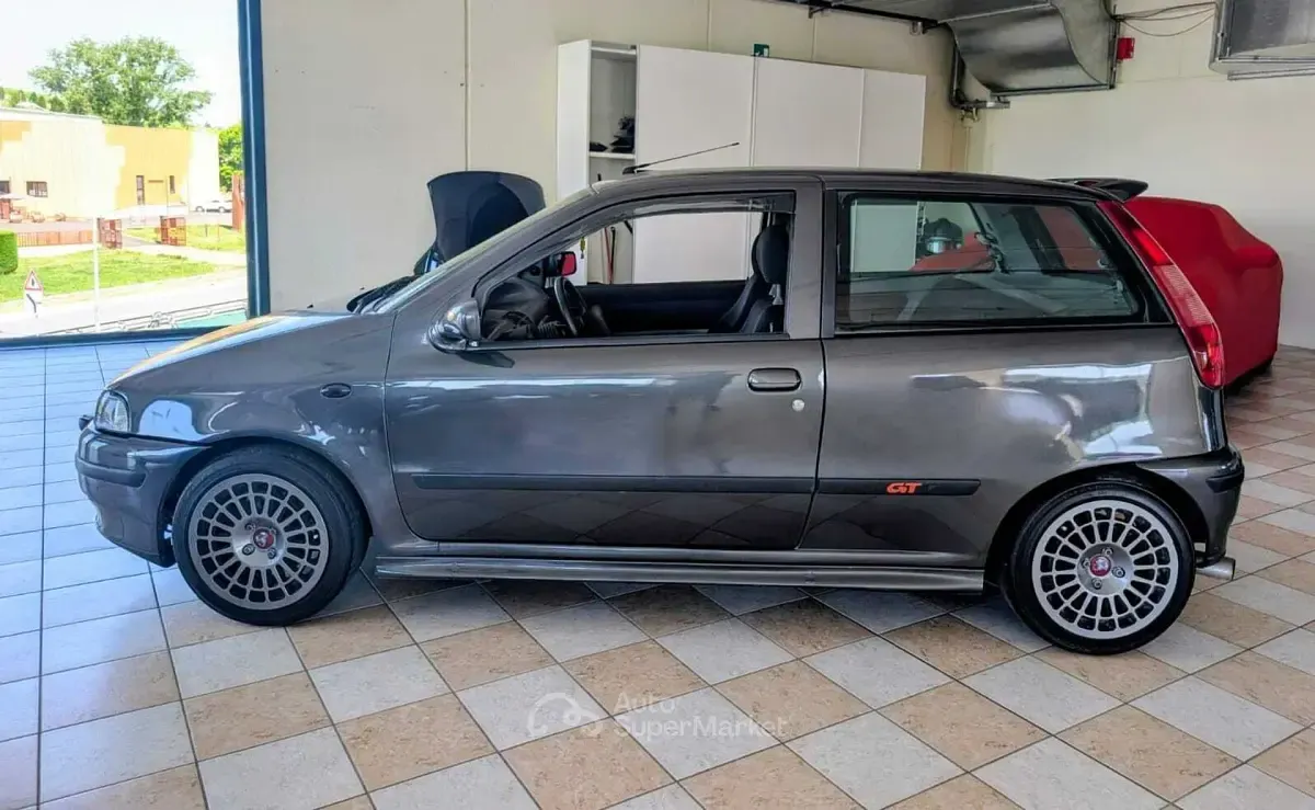 Usata Fiat Punto 133 CV (97 kW) 1995 Gray Berlina