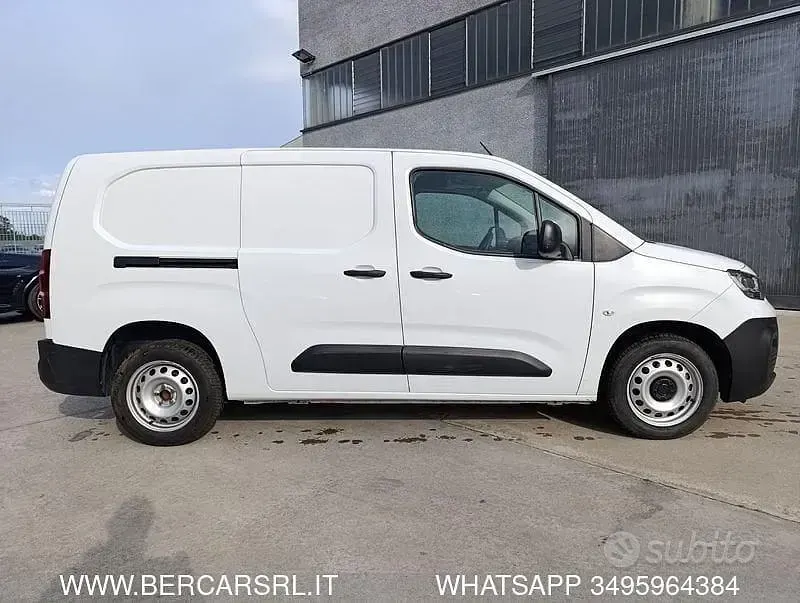 Begagnad Fiat Doblò 131 HK (96 kW) 2023 Vit Minibuss