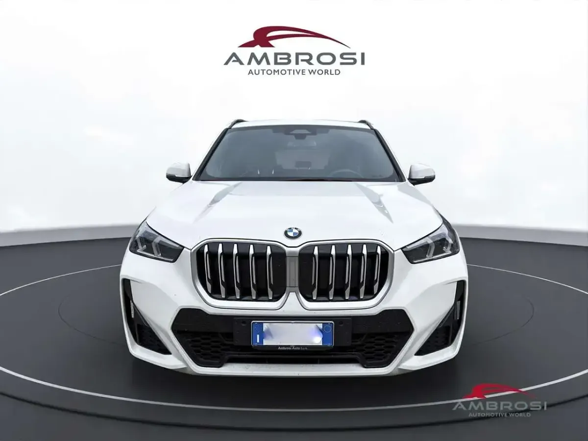 Nuova BMW X1 M Sport 245 CV (180 kW) 2026 Alpin white pastello SUV
