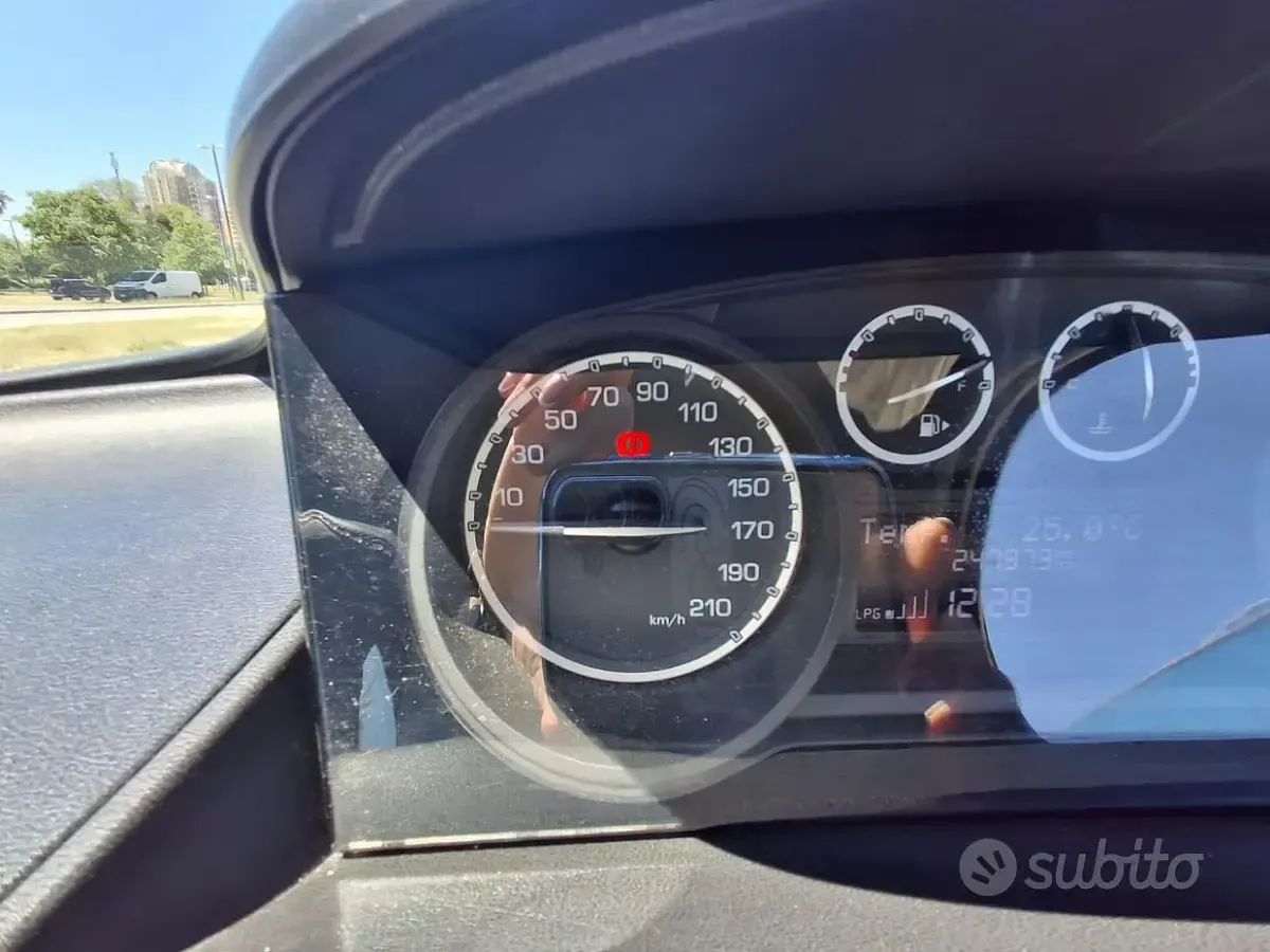 Usata Lancia Ypsilon 69 CV (50 kW) 2015 Nero Utilitaria
