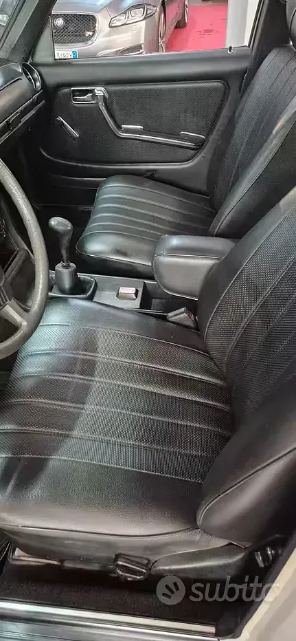 Usata Mercedes 200 55 CV (40 kW) 1970 Grigio Berlina