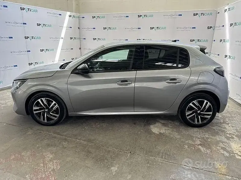 Usata Peugeot 208 Allure 101 CV (74 kW) 2023 Grigio Utilitaria