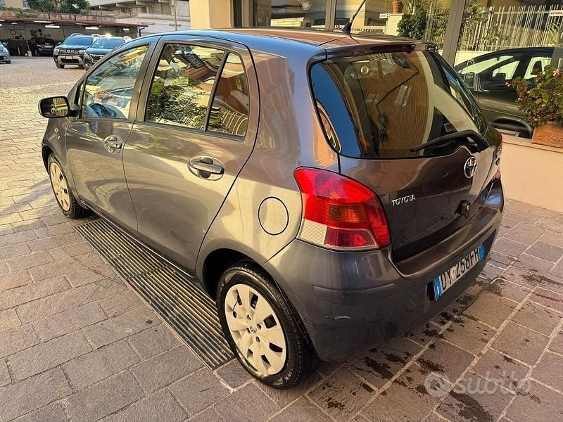 Usata Toyota Yaris Sol 101 CV (74 kW) 2009 Grigio Berlina