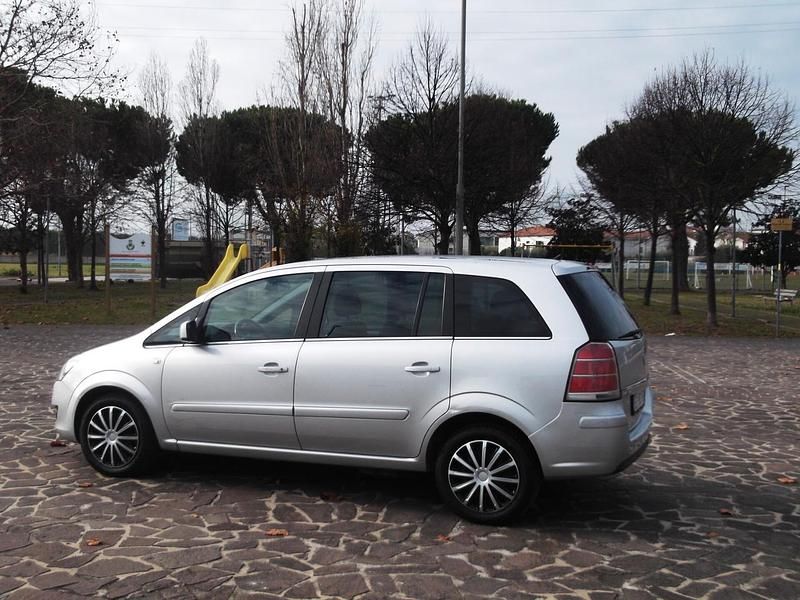 Usata Opel Zafira 149 CV (109 kW) 2011 Argento Monovolume