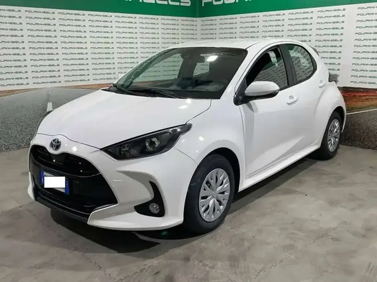 Usata Toyota Yaris Hybrid Active 92 CV (67 kW) 2023 Bianca Berlina