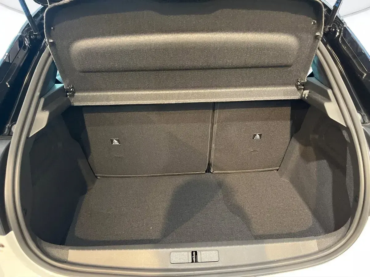 Nuova Lancia Ypsilon 110 CV (80 kW) 2026 Vernice bianco quarzo con tetto nero Utilitaria