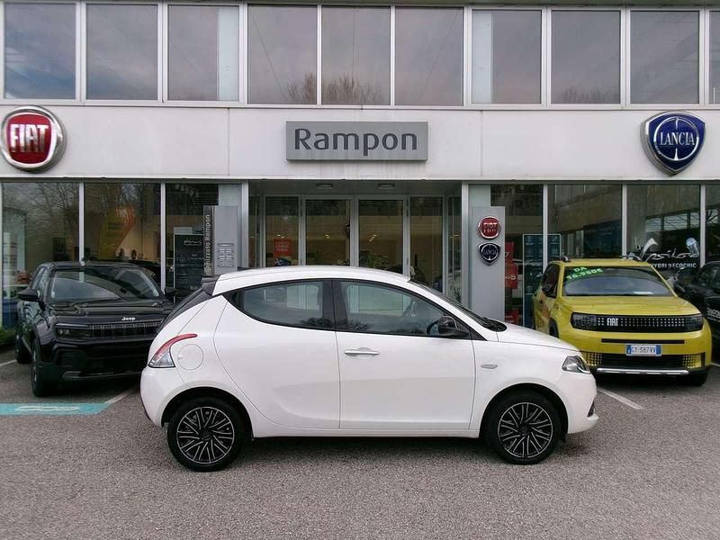 Usata Lancia Ypsilon Gold 70 CV (51 kW) 2023 Bianco Utilitaria