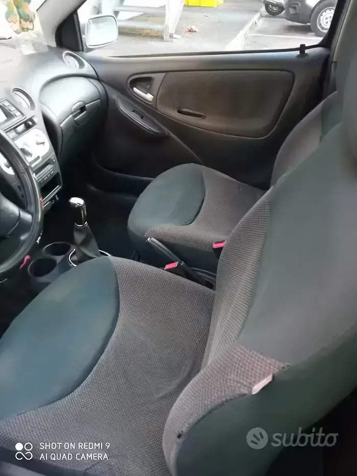 Usata Toyota Yaris 75 CV (55 kW) 2005 Grigio Berlina