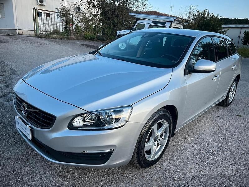 Usata Volvo V60 Kinetic 150 CV (110 kW) 2018 Argento Station wagon