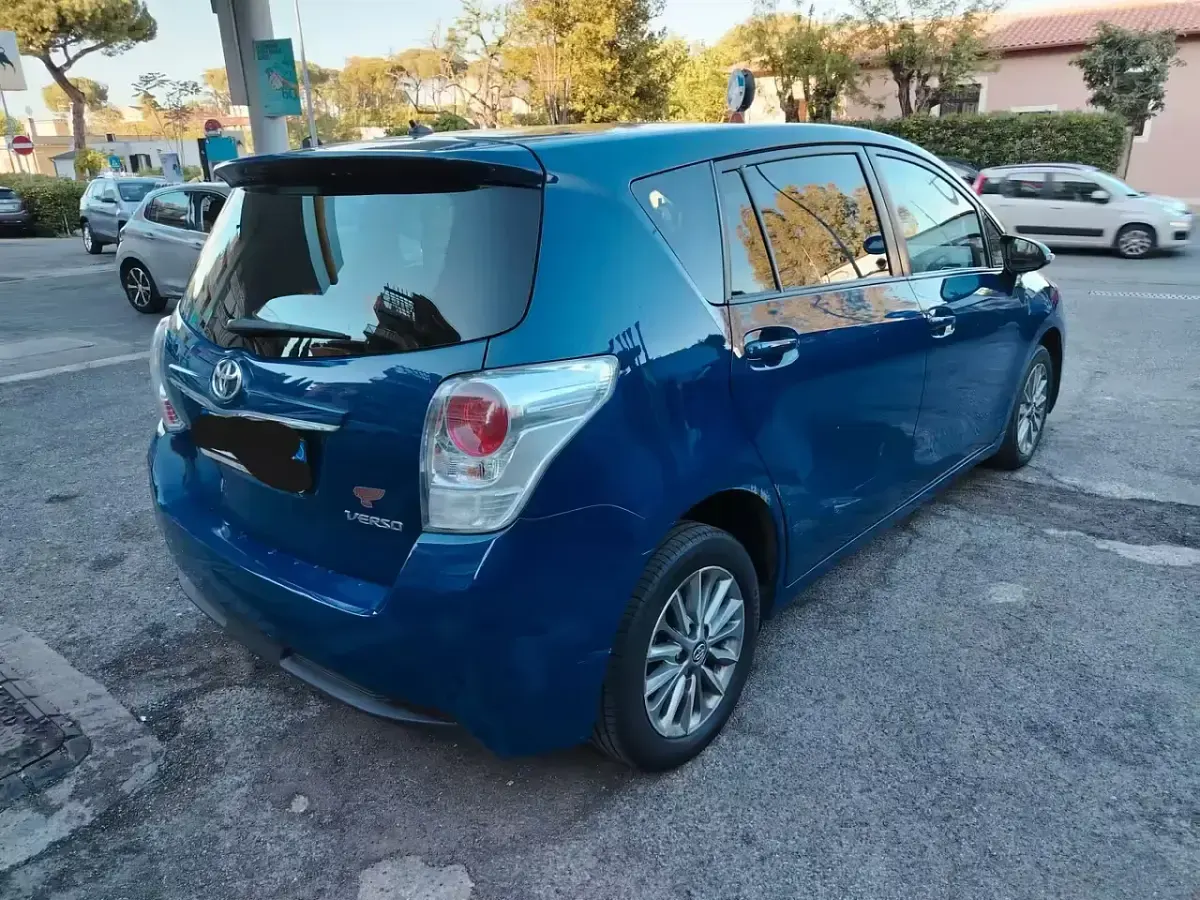 Gebraucht Toyota Verso Business Edition 111 PS (81 kW) 2017 Blau Van / Kleinbus