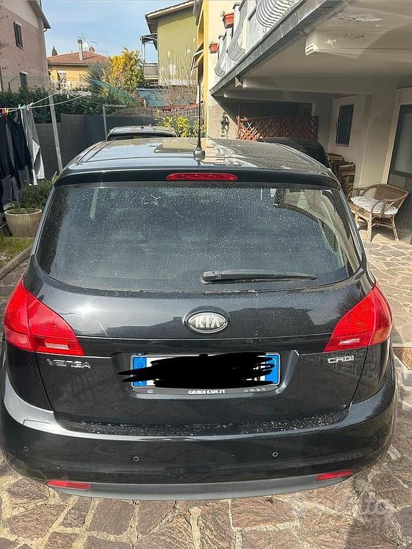 Usata Kia Venga 90 CV (66 kW) 2013 Nero Utilitaria