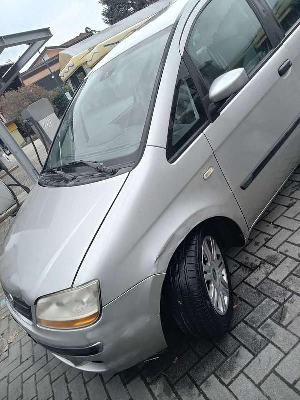 Usata Fiat Idea Emotion 95 CV (69 kW) 2004 Argento Monovolume