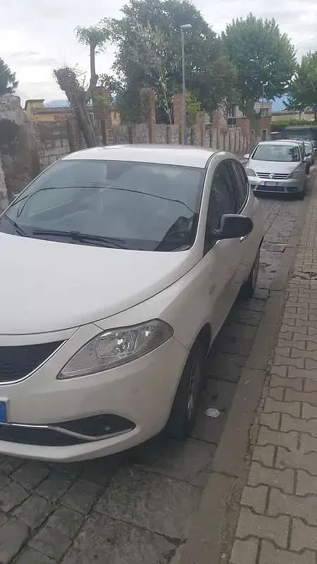 Usata Lancia Ypsilon 69 CV (50 kW) 2017 Bianco Utilitaria