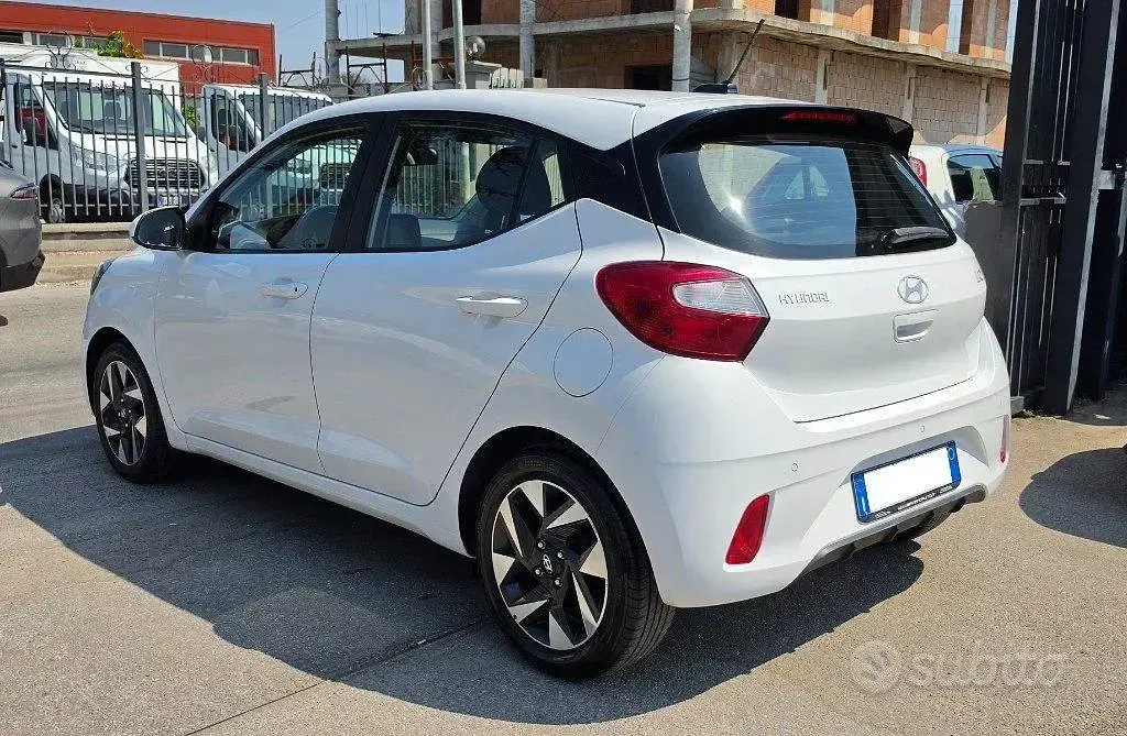 Usata Hyundai i10 67 CV (49 kW) 2023 Bianco Utilitaria