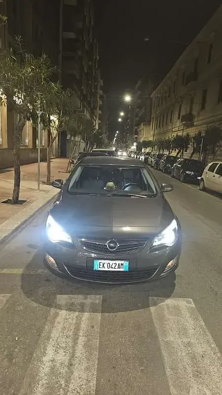 Usata Opel Astra 82 CV (60 kW) 2011 Berlina