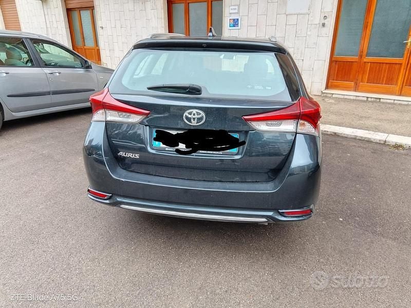 Usata Toyota Auris Active 115 CV (84 kW) 2017 Blu Station wagon
