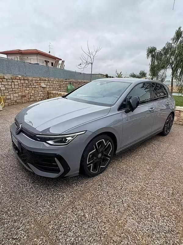 Usata VW Golf VIII R-line Plus 150 CV (110 kW) 2025 Grigio Berlina