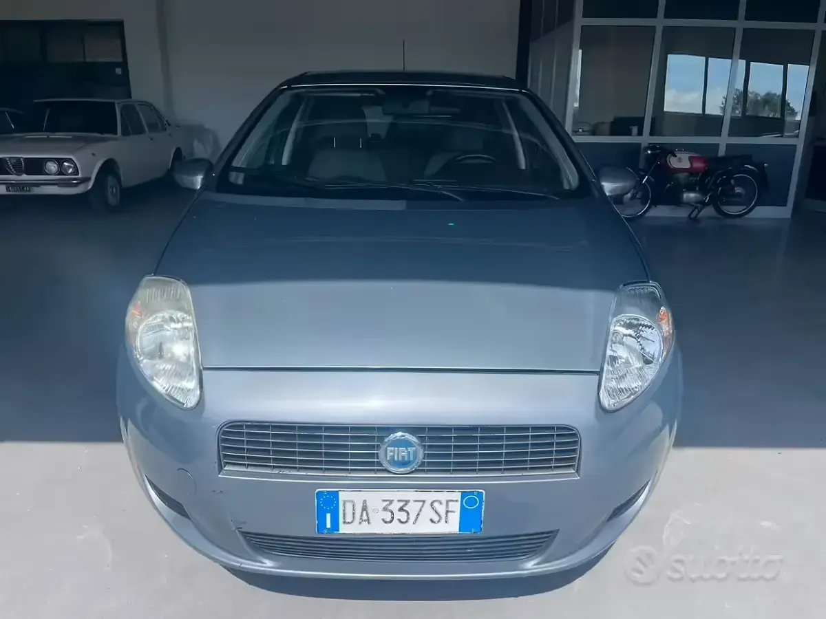 Usado Fiat Grande Punto Dynamic 65 HP (47 kW) 2006 Cinzento Citadino