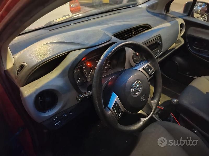 Usata Toyota Yaris 65 CV (47 kW) 2019 Rosso Berlina