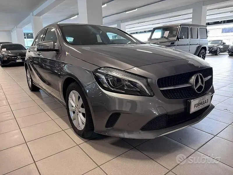 Usata Mercedes A180 Business 109 CV (80 kW) 2016 Grigio Berlina