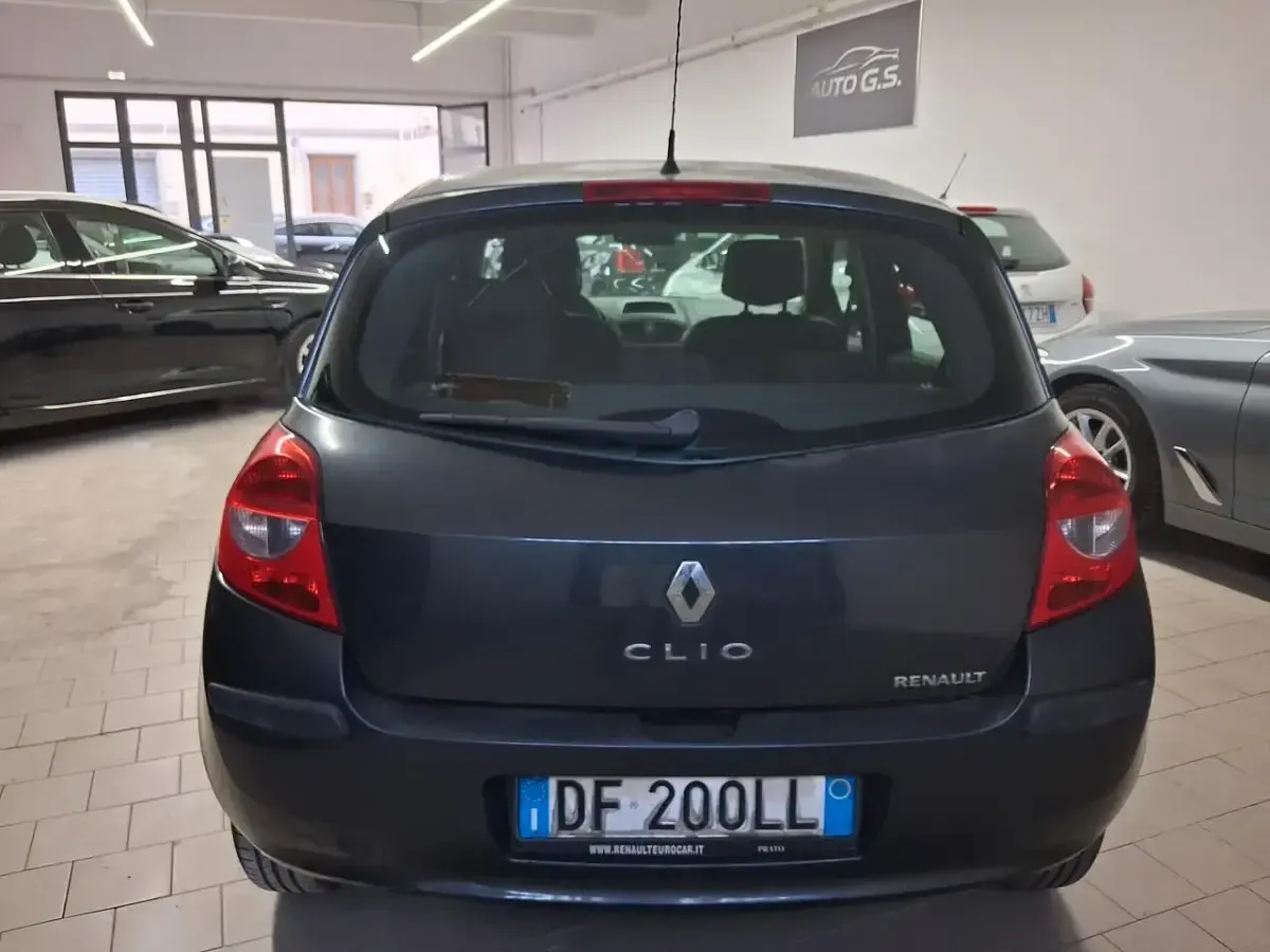 Usata Renault Clio II 75 CV (55 kW) 2007 Grigio Berlina