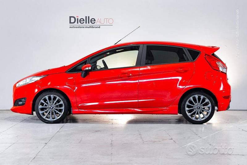 Usata Ford Fiesta ST-Line 101 CV (74 kW) 2017 Rosso (race red) Utilitaria