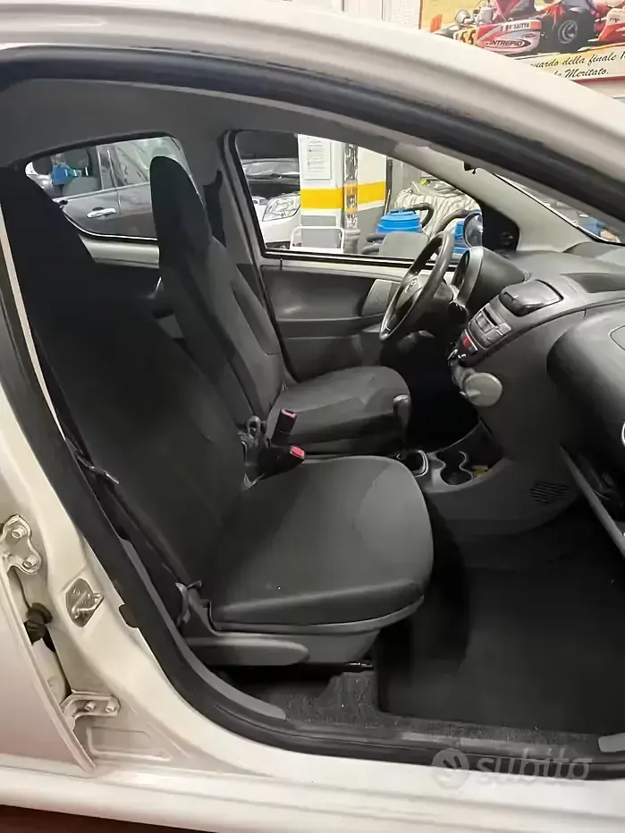 Second-hand Toyota Aygo Connect Style 68 CP (50 kW) 2011 Alb Hatchback