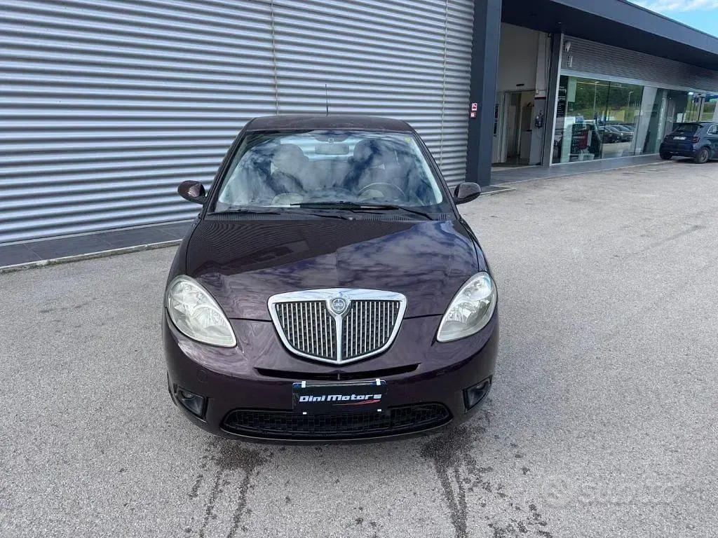 Usata Lancia Ypsilon 75 CV (55 kW) 2007 Viola Utilitaria