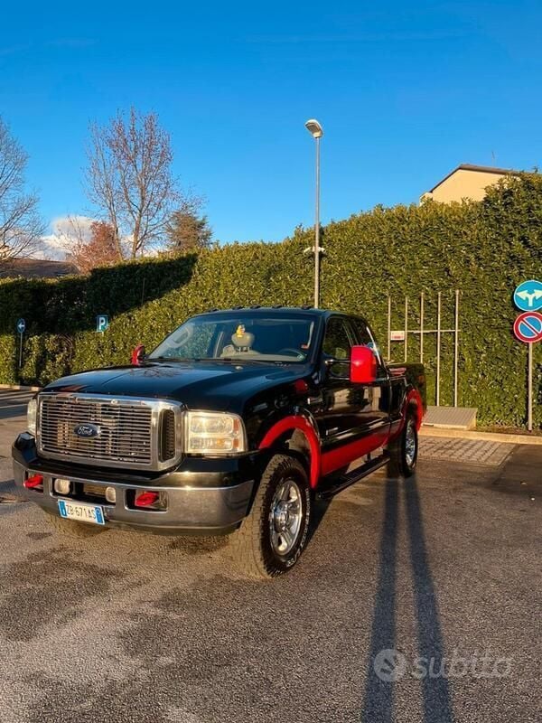 Nero Usata 2006 Ford F250 Pick-up | 28.000 € - Immagine 1/4
