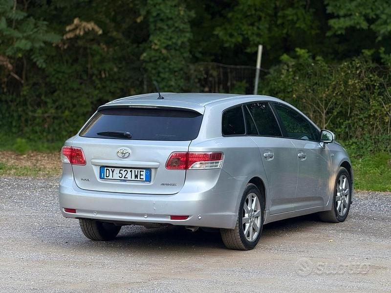 Usata Toyota Avensis Executive 150 CV (110 kW) 2010 Grigio Station wagon