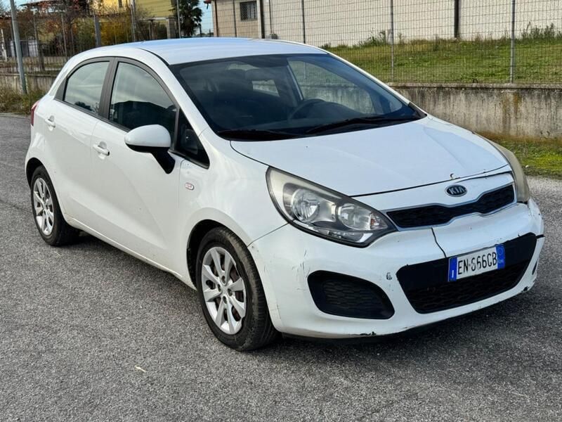 Bianco Usata 2012 Kia Rio EX Tre volumi | 2200 € (Super prezzo) - Immagine 1/4