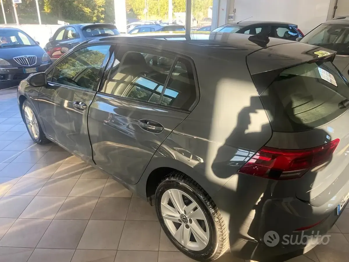 Usata VW Golf VIII Life 116 CV (85 kW) 2022 Grigio Berlina