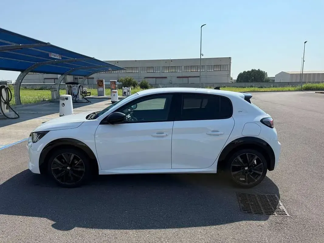 Usata Peugeot 208 GT 101 CV (74 kW) 2023 Bianco Utilitaria