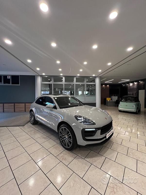 Grigio Usata 2023 Porsche Macan SUV | 73.500 € (Molto cara) - Immagine 1/4