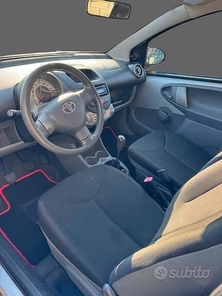 Usata Toyota Aygo Sol 68 CV (50 kW) 2010 Grigio Utilitaria