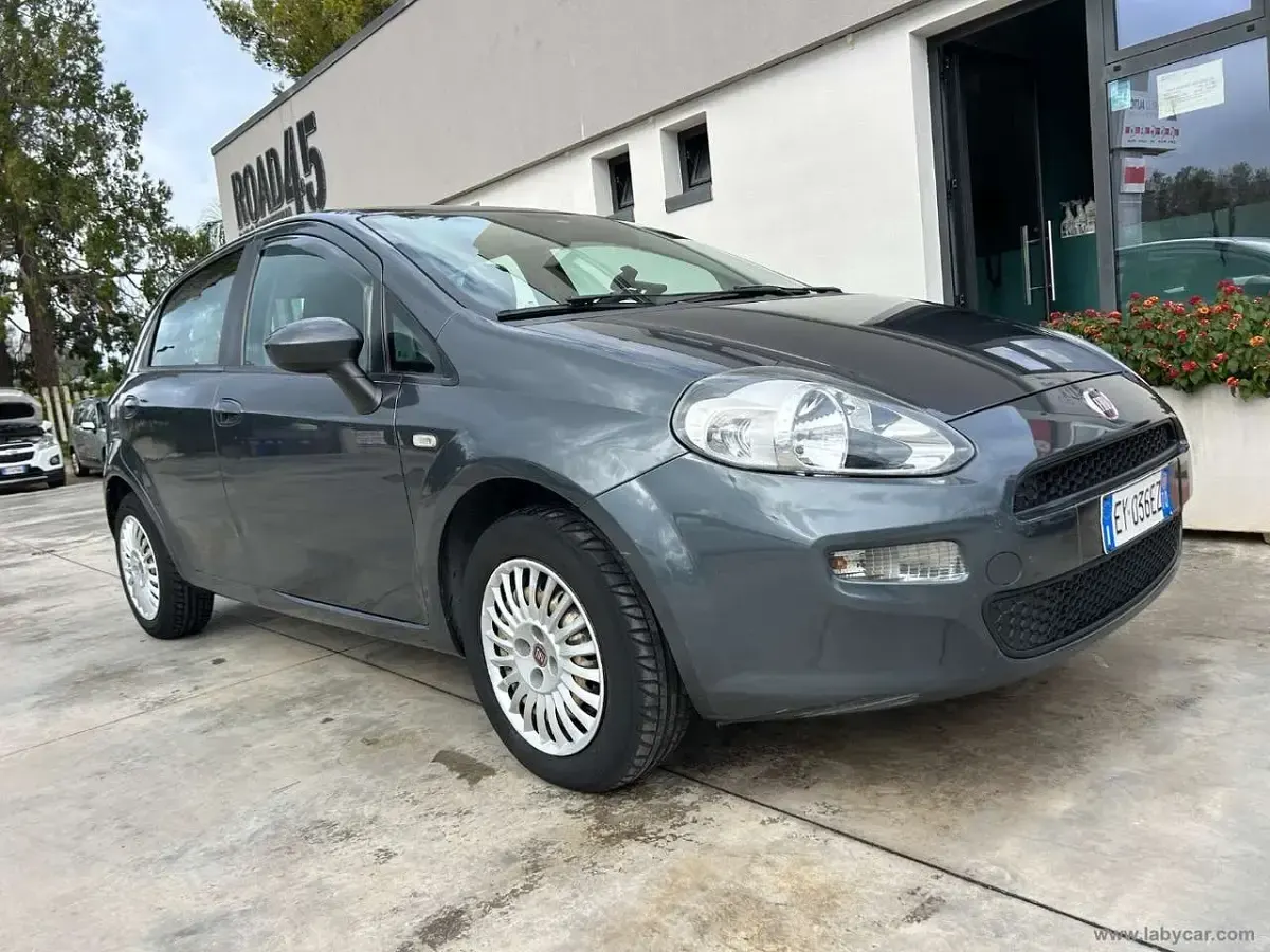 Begagnad Fiat Punto Lounge 77 HK (56 kW) 2015 Grå Sedan