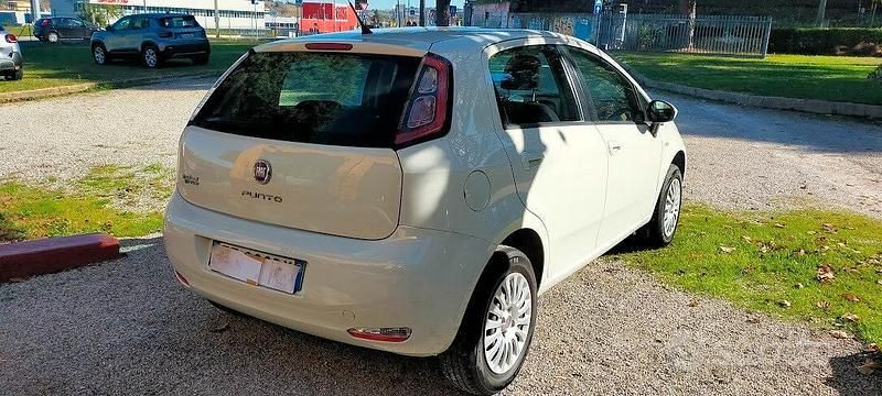 Usata Fiat Grande Punto Dynamic 69 CV (50 kW) 2013 Bianco Utilitaria
