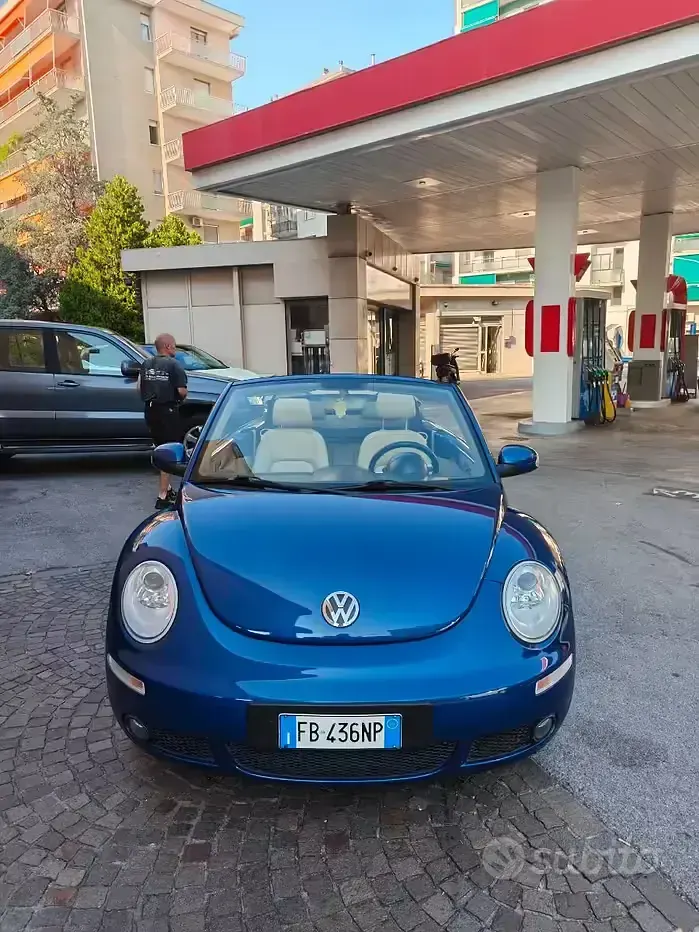 Usata VW New Beetle 105 CV (77 kW) 2008 Blu Utilitaria