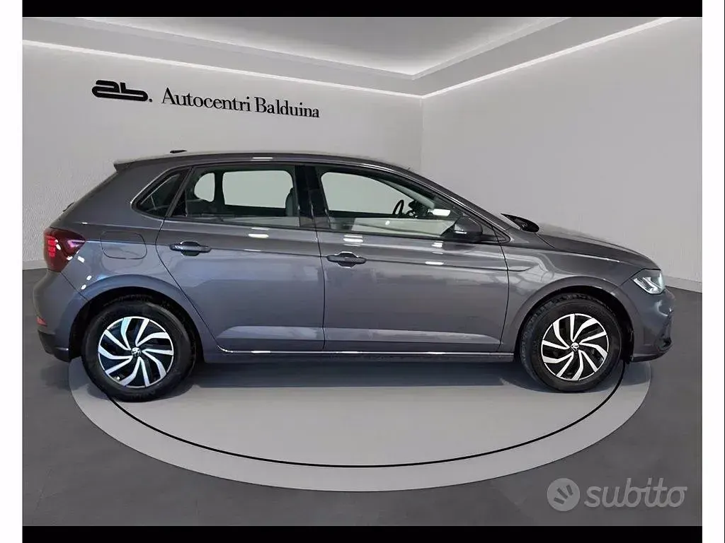 Usata VW Polo Life 95 CV (69 kW) 2023 Grigio Utilitaria
