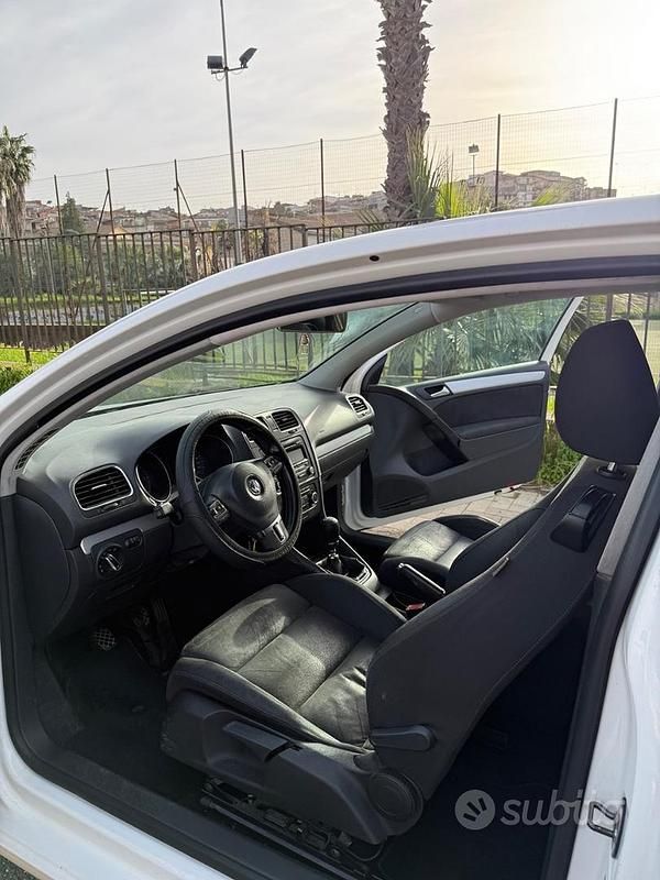 Usata VW Golf VI 105 CV (77 kW) 2010 Bianco Utilitaria