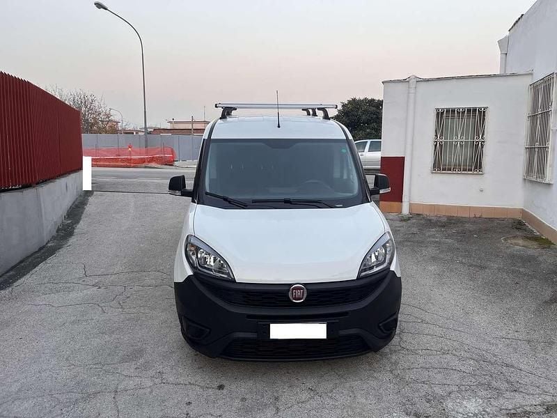 Bianco Usata 2022 Fiat Doblò Lounge Monovolume | 12.000 € (Buon prezzo) - Immagine 1/4
