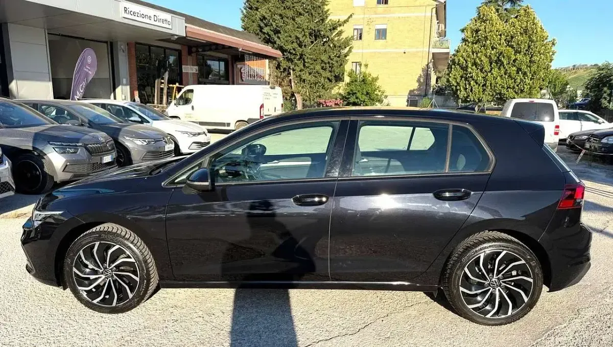 Usata VW Golf VIII Life 110 CV (80 kW) 2022 Deep black perlato Berlina