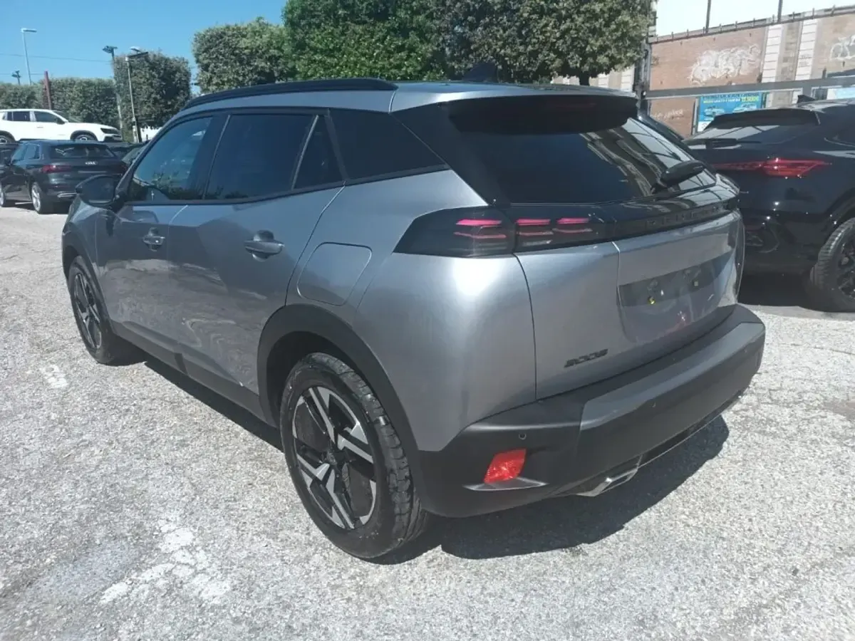 Usata Peugeot 2008 Allure 131 CV (96 kW) 2025 Argento SUV