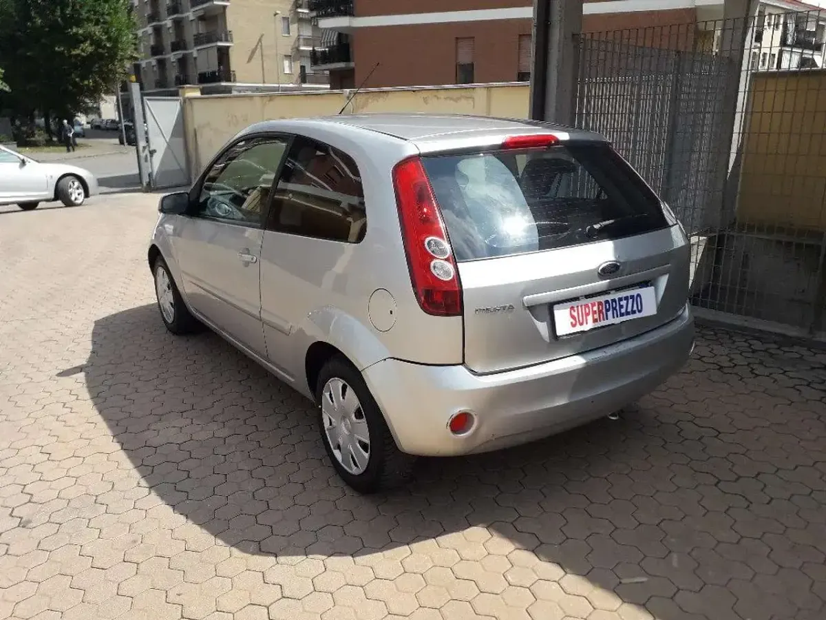 Usata Ford Fiesta Ghia 75 CV (55 kW) 2008 Grigio Utilitaria