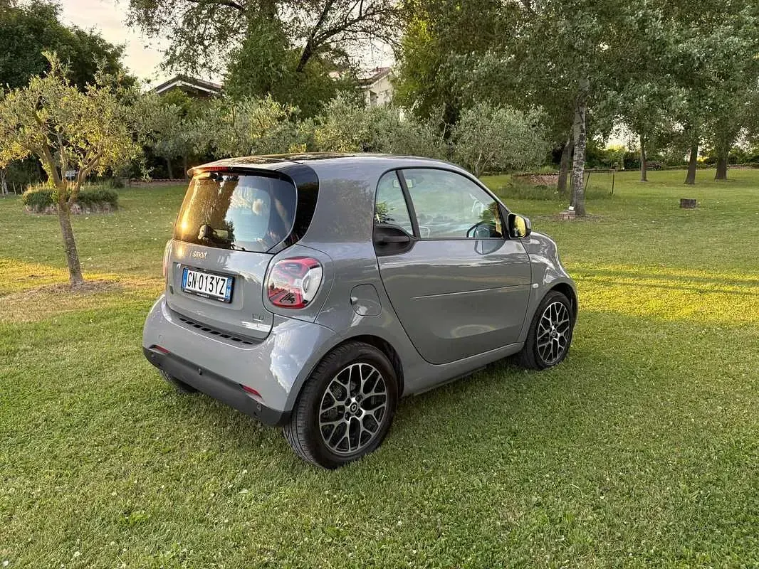 Usata Smart ForTwo Coupé 41 kW (56 CV) 2023 Grigio Utilitaria