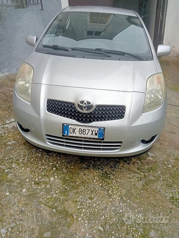 Usata Toyota Yaris 90 CV (66 kW) 2007 Grigio Utilitaria