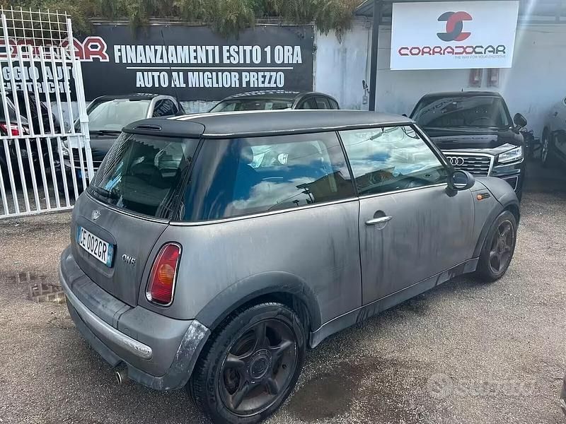 Usata Mini ONE 90 CV (66 kW) 2002 Grigio Utilitaria