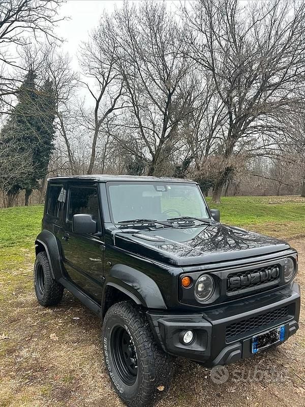 Nero Usata 2023 Suzuki Jimny SUV | 30.000 € (Buon prezzo) - Immagine 1/3
